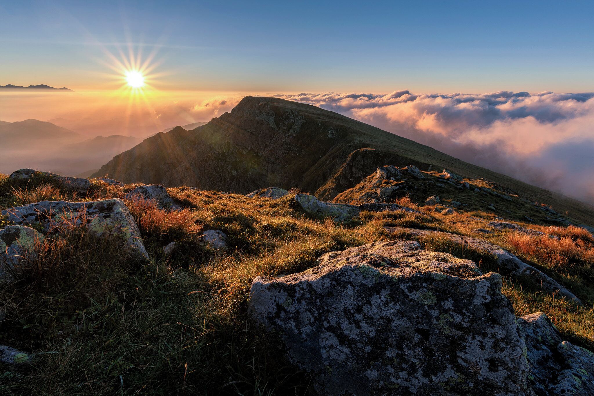 Beautiful morning at Low Tatras near Ďumbier. Best hike of this season. 

My insta- @oudoorstories
D850 + Tokina 17-35 f4

#golden
