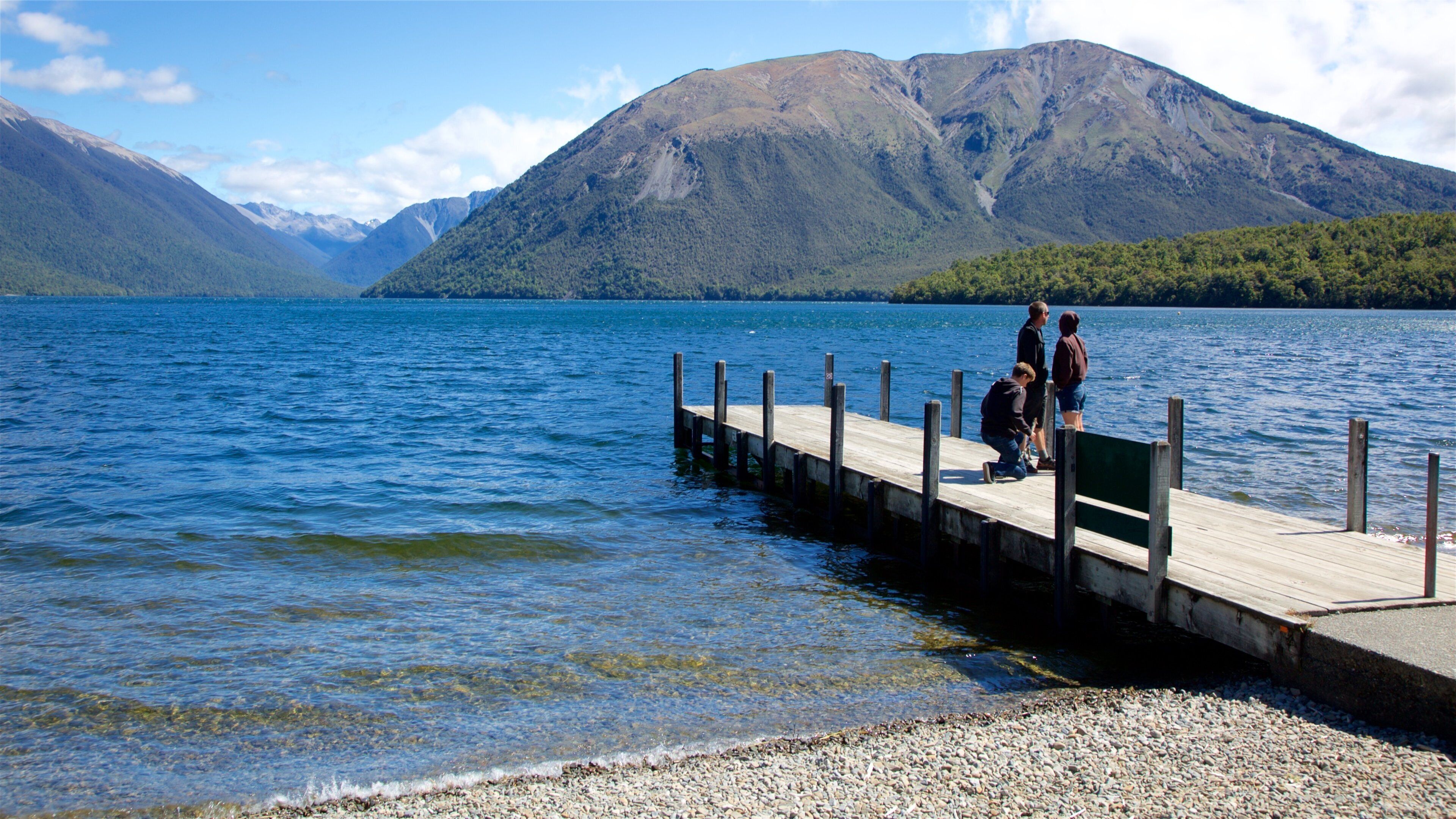 Nelson Lakes National Park que incluye una playa de guijarros, montañas y una bahía o un puerto