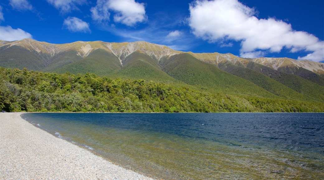 Nelson Lakes nasjonalpark fasiliteter samt fjell, bukt eller havn og strand med småstein