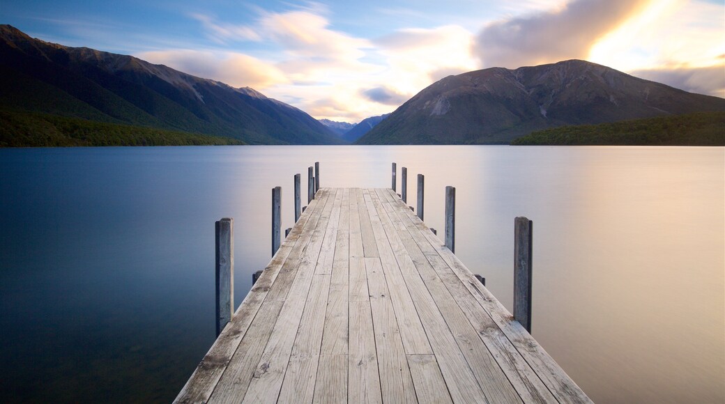 Nelson Lakes National Park mostrando una bahía o un puerto, un atardecer y montañas