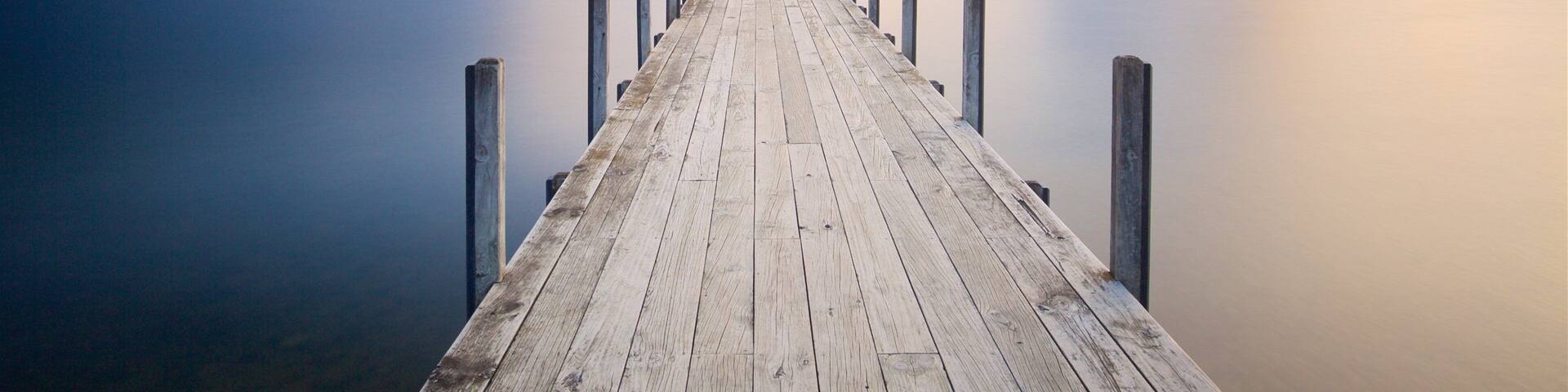 Nelson Lakes National Park ofreciendo montañas, un atardecer y una bahía o un puerto