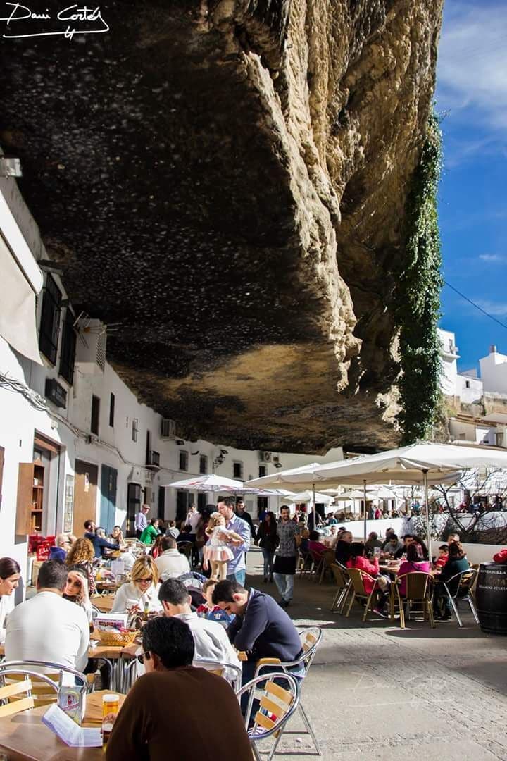 La singularidad y extrema belleza de su entramado urbano convierten a Setenil en uno de los principales destinos turísticos de la Sierra de Cádiz. Las casas, unas bajo la roca y otras sobre ésta o en su interior, imprimen diferentes niveles de altura a las calles, configurándose rincones tan especiales como las calles de la Cuevas de la Sombra y de las Cuevas del Sol. Su localización actual es de origen medieval y en el espacio que hoy se denomina la Villa se asentaba el antiguo poblado almohade. 

http://bolsodeviajedeari.tumblr.com/post/138086341620/otro-destino-de-viaje-a-europa-es-setenil-de-las