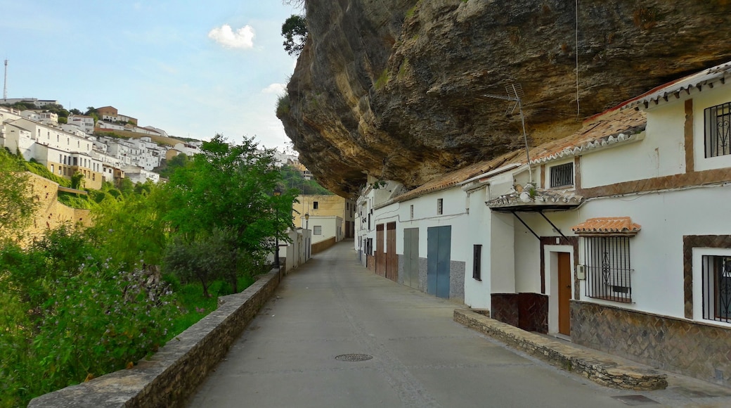 Häuser im Felsen in Setenil de las Bodegas.
Houses in Rocks at Setenil de las Bodegas.