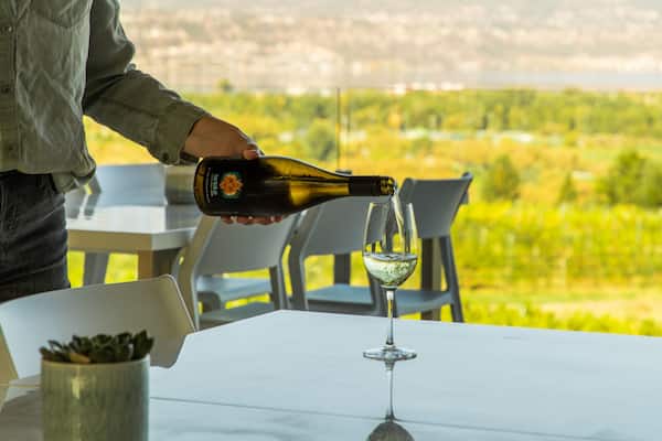 Tantalus Vineyards showing dining out and drinks or beverages