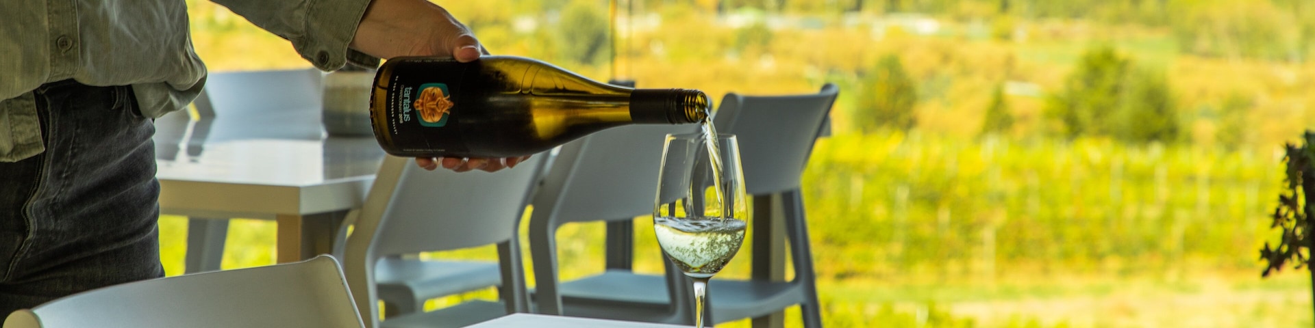 Tantalus Vineyards showing dining out and drinks or beverages