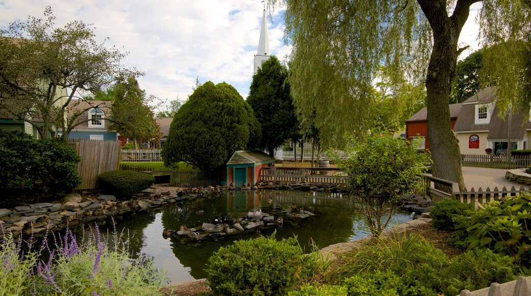 Olde Mistick Village mettant en vedette mare et petite ville ou village