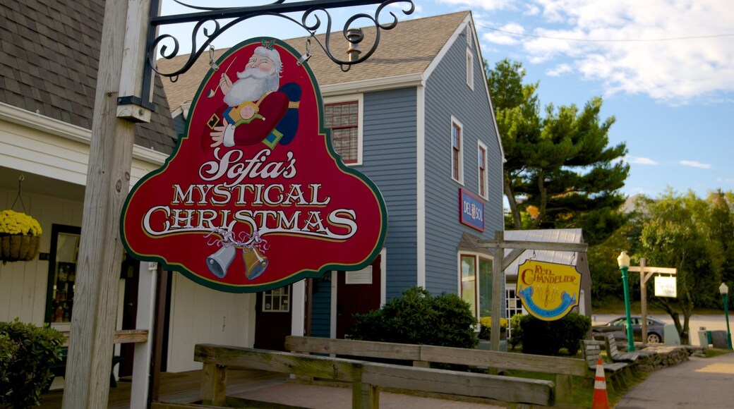 Olde Mistick Village fasiliteter samt liten by eller landsby og skilt