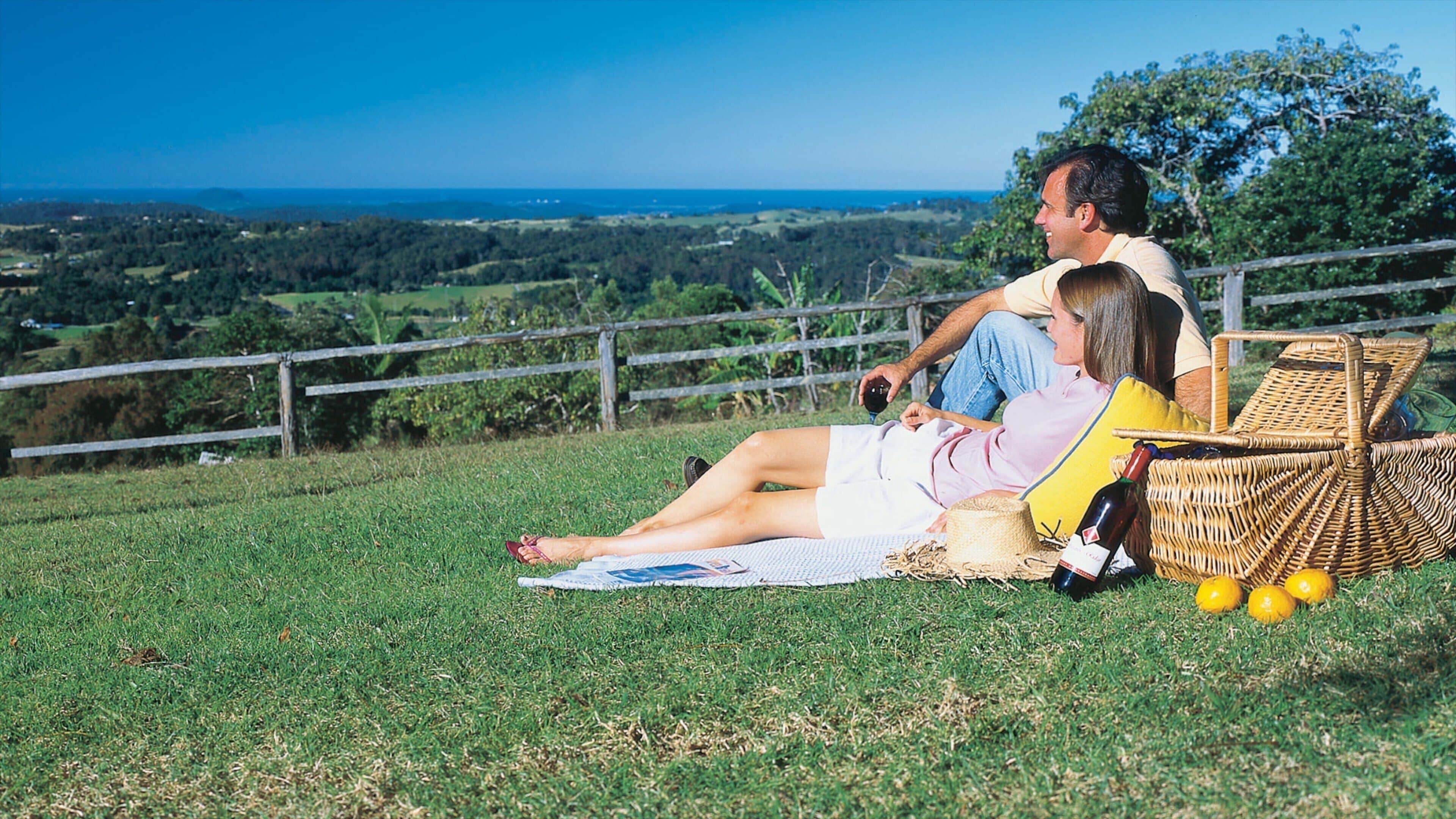 Mapleton showing picnicing and tranquil scenes as well as a couple