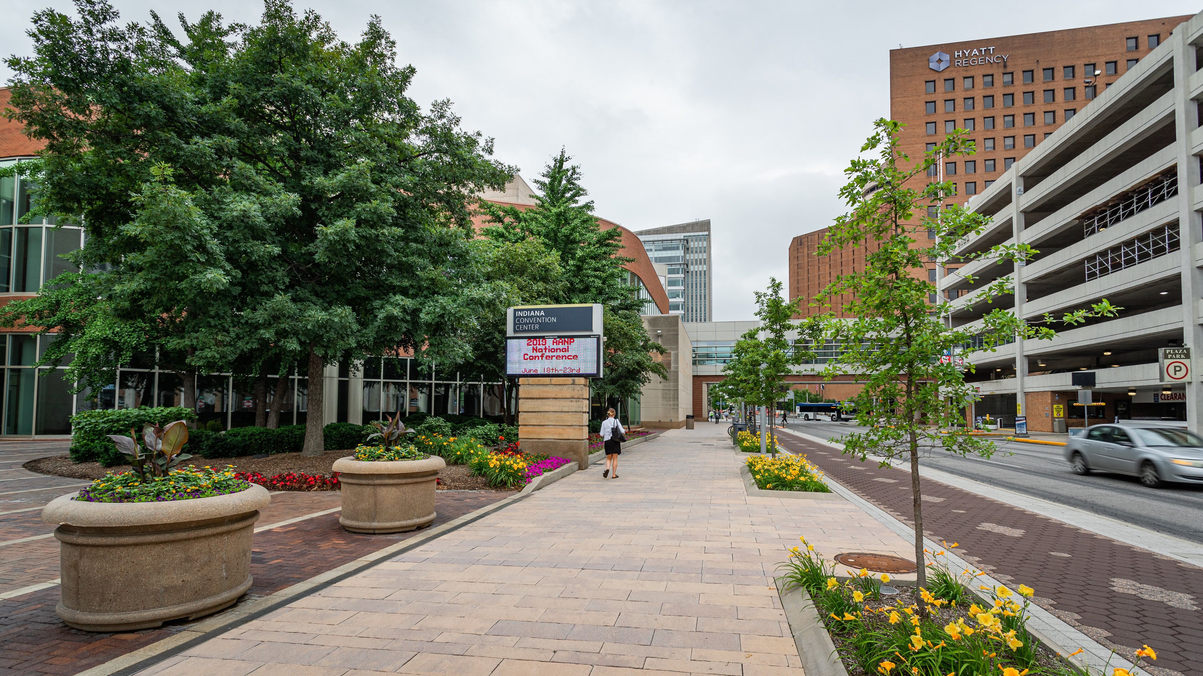 Indiana Convention Center showing signage, street scenes and flowers