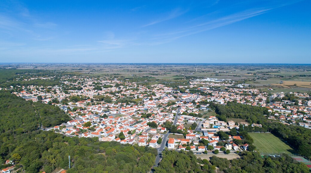 Vue aérienne du centre-ville de Notre-Dame-de-Monts en Vendée