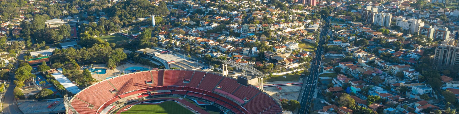 Imagem aérea de um estádio de futebol