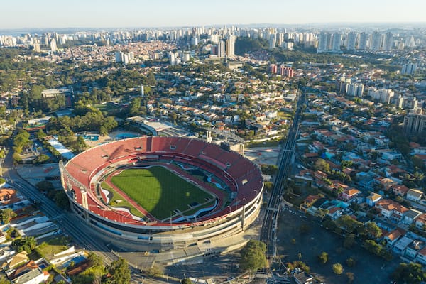 Imagem aérea de um estádio de futebol