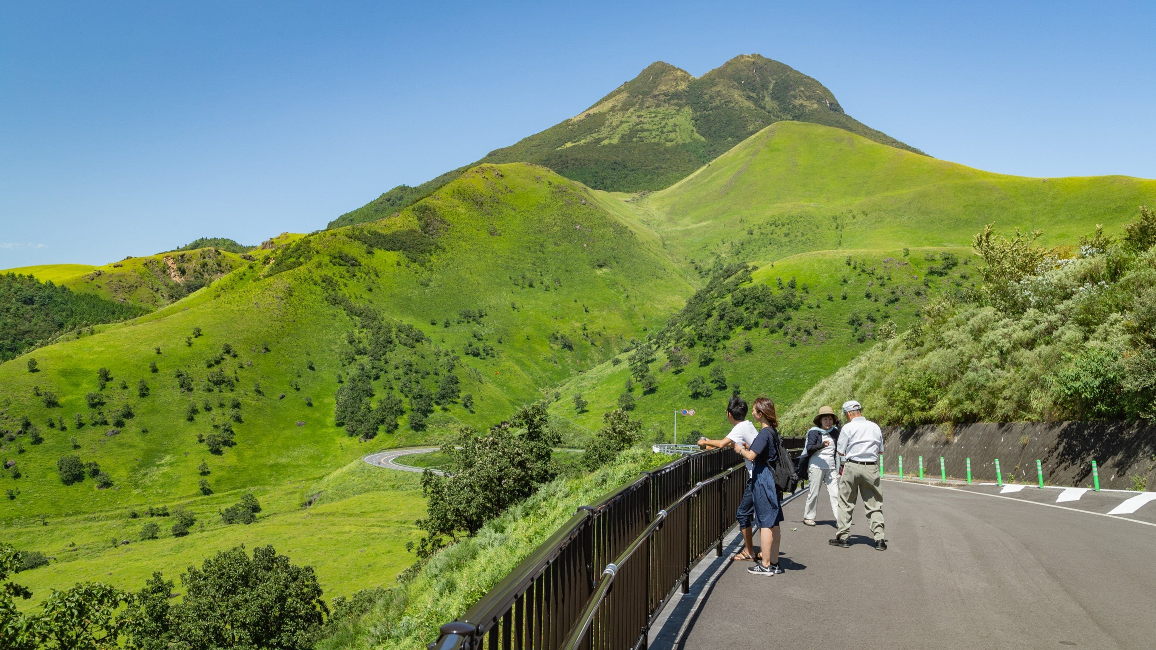 Yufu featuring landscape views and mountains as well as a small group of people
