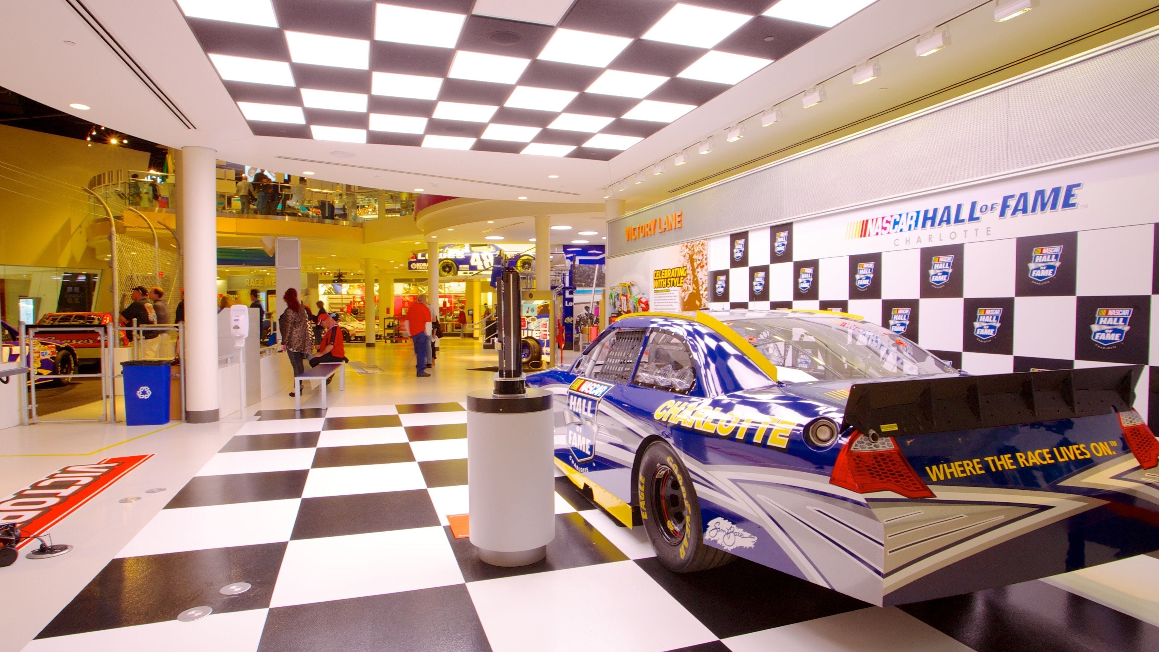 Una mostra della NASCAR Hall of Fame con un modello di auto da corsa e un pavimento a scacchi.