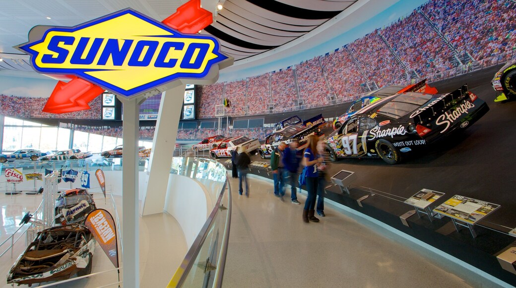 NASCAR Hall of Fame mettant en vedette vues intérieures aussi bien que petit groupe de personnes