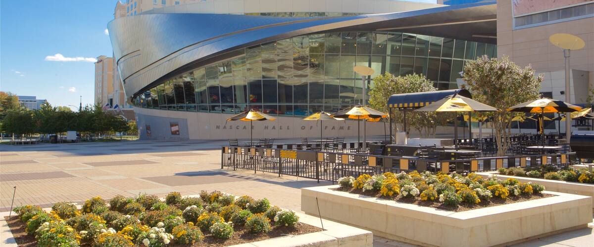 NASCAR Hall of Fame que incluye una ciudad, un parque o plaza y arquitectura moderna