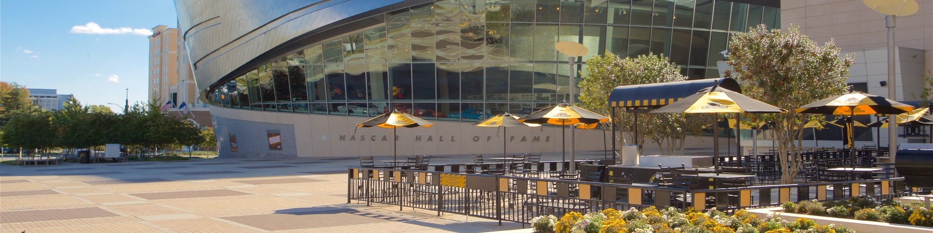 NASCAR 名人館 呈现出 花朵, 廣場 和 城市