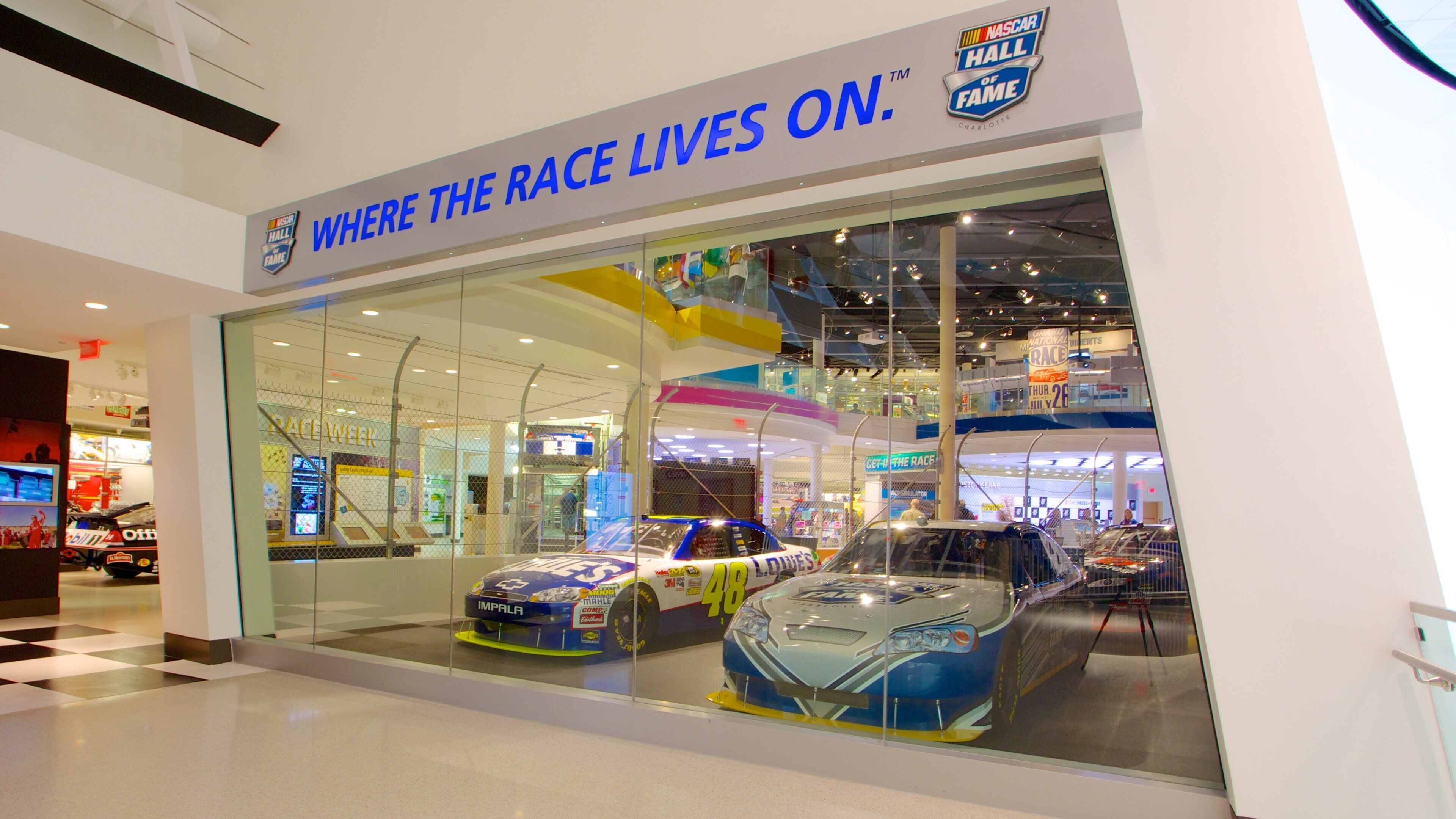 Een NASCAR Hall of Fame winkel met raceauto's in de etalage.