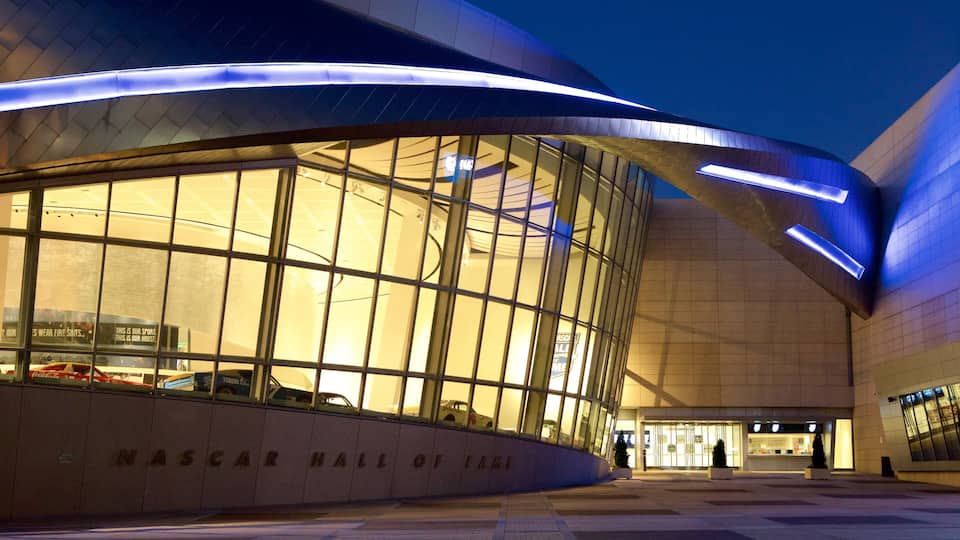 NASCAR Hall of Fame mettant en vedette architecture moderne et scènes de nuit