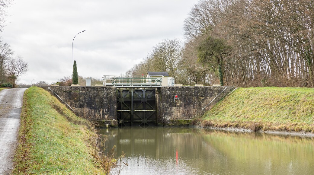 Lock on the Briare Canal near Rogny-les-sept-Ecluses