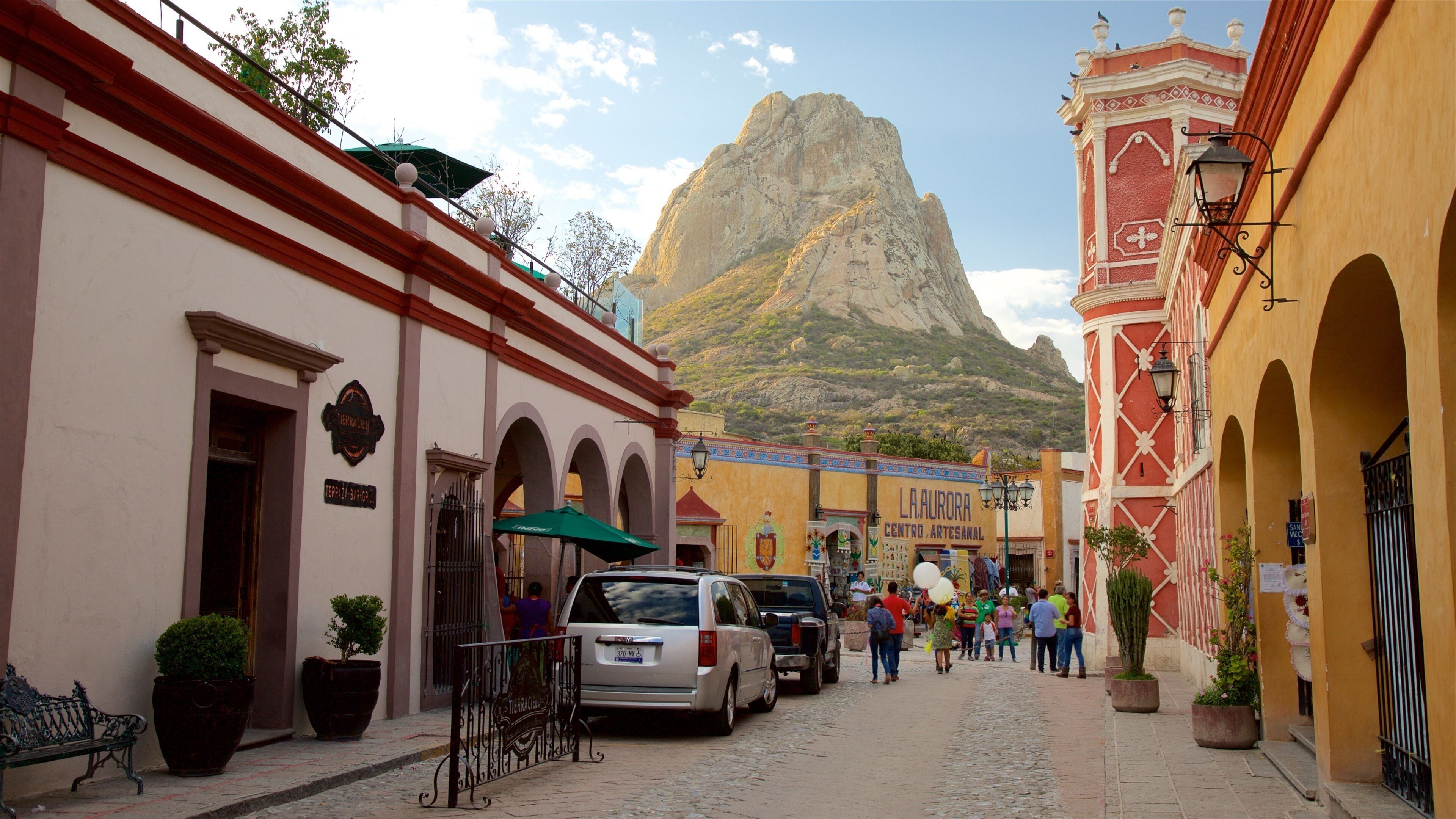 Pena de Bernal que inclui montanhas