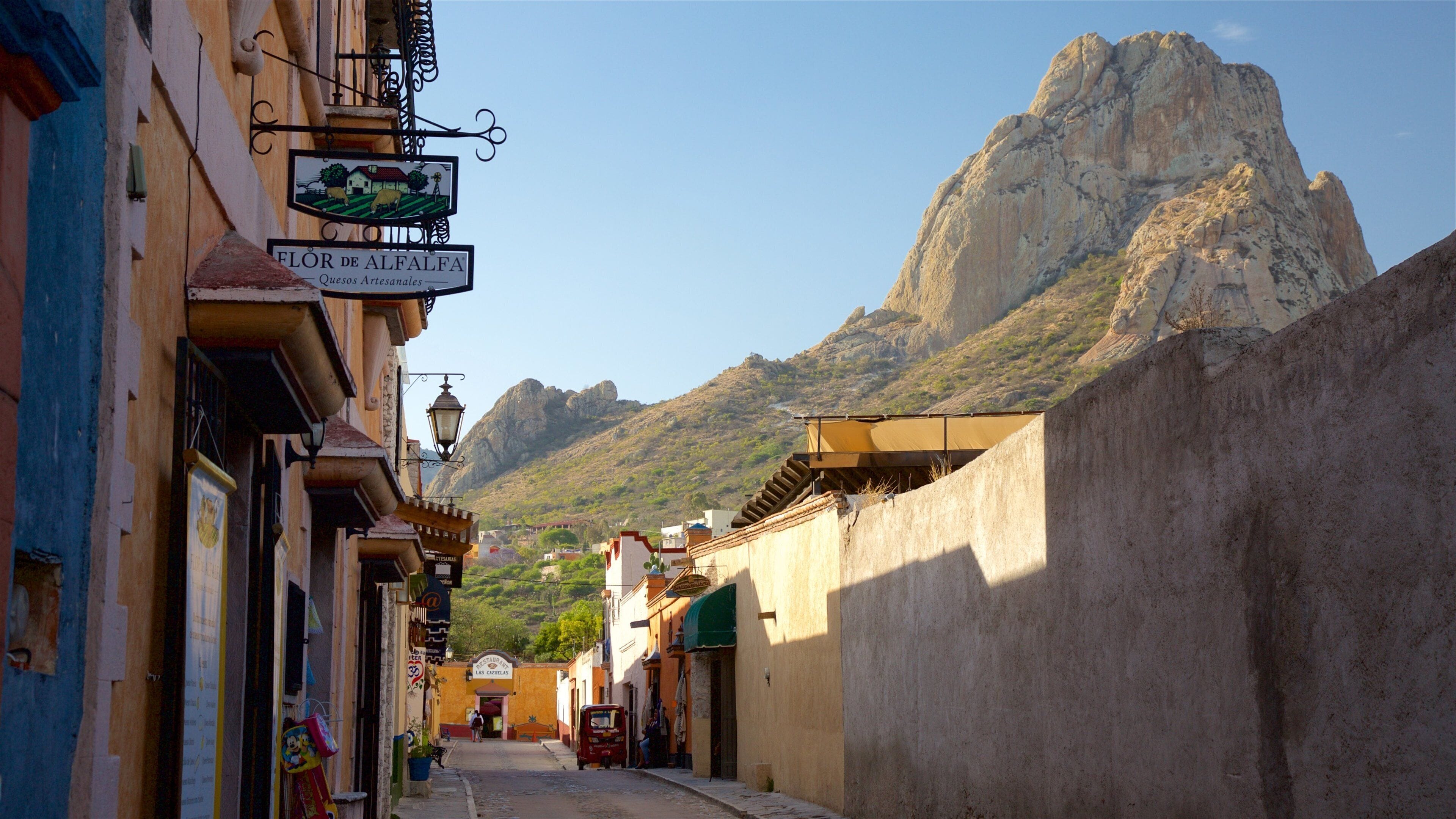 Pena de Bernal som inkluderar berg