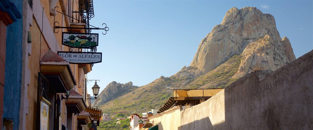 Peña de Bernal que incluye montañas