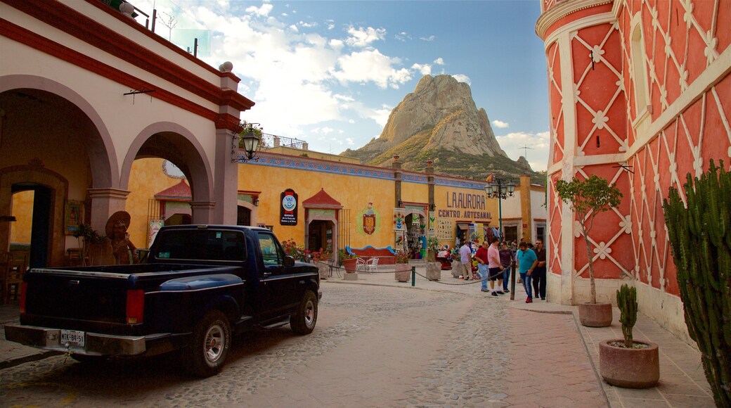 Peña de Bernal que incluye montañas