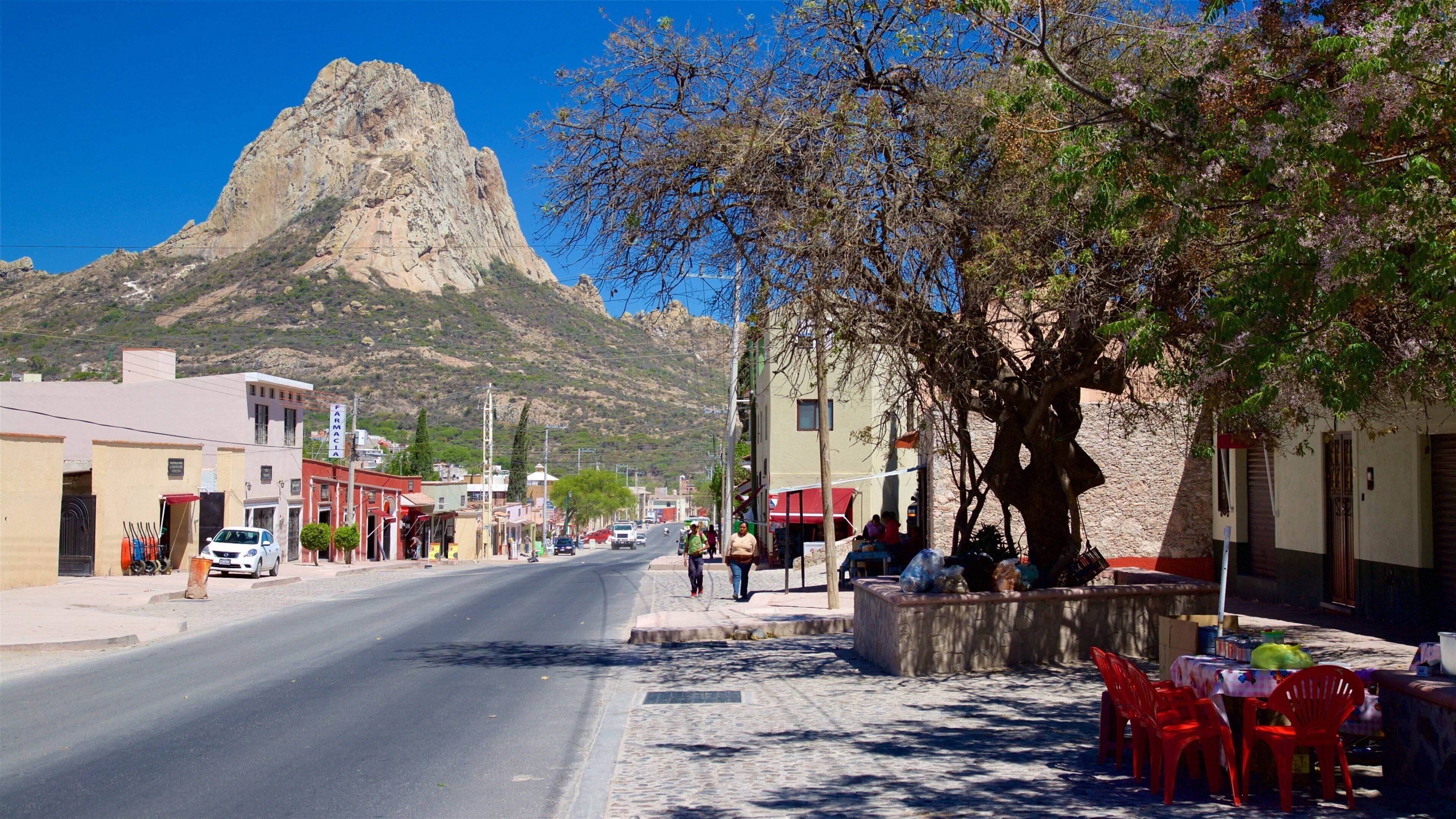 페나 데 베르날 을 보여주는 작은 마을 또는 빌리지 과 산