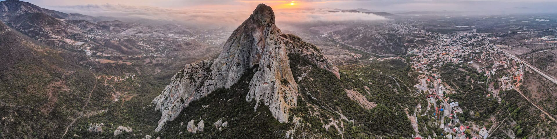 Amanecer en Peña de Bernal, Queretaro, Mexico
