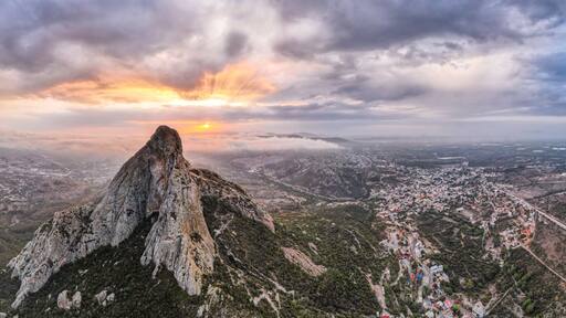 Amanecer en Peña de Bernal, Queretaro, Mexico