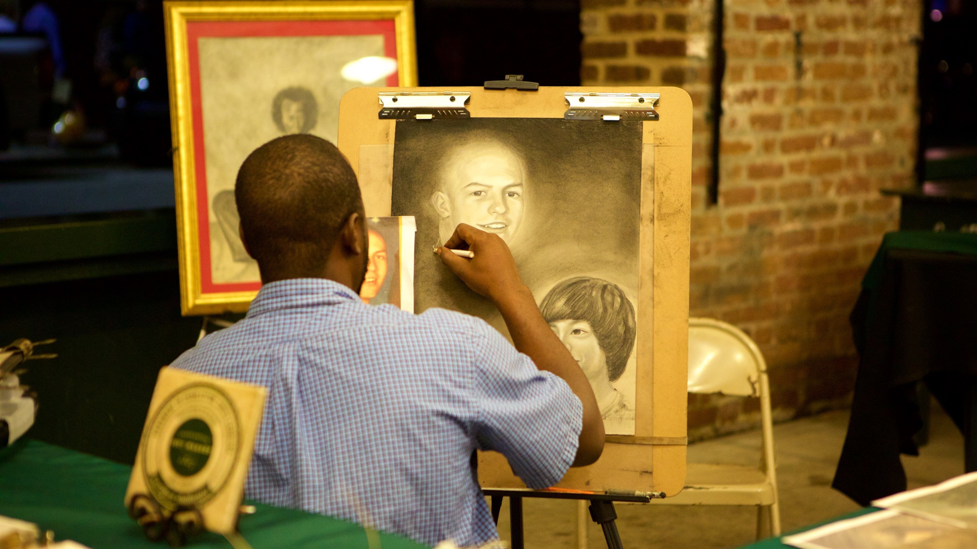Mercado municipal de Charleston que incluye arte y vistas de interior y también un hombre