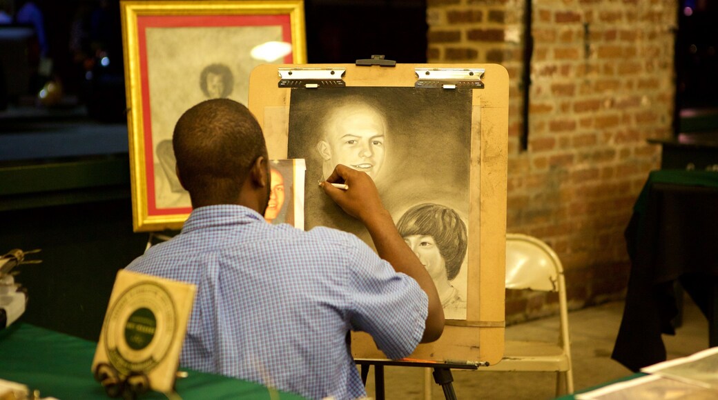 Mercado municipal de Charleston que incluye arte y vistas de interior y también un hombre