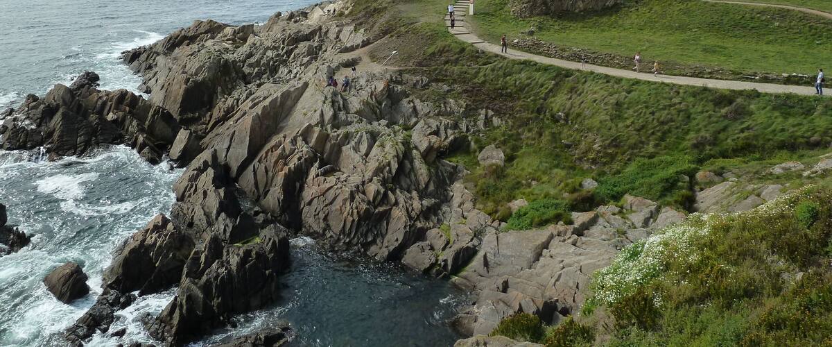 Vue sur le mémorial de la Pointe Saint-Mathieu, Plougonvelin