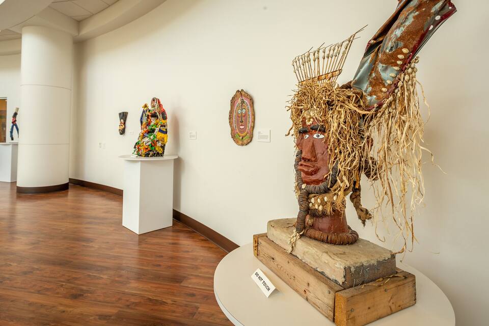 Una galeria d'art amb terres de fusta i parets blanques.