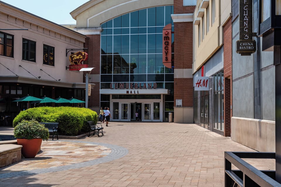 Een winkelcentrum met winkels zoals Macy's, H&M en China Bistro.