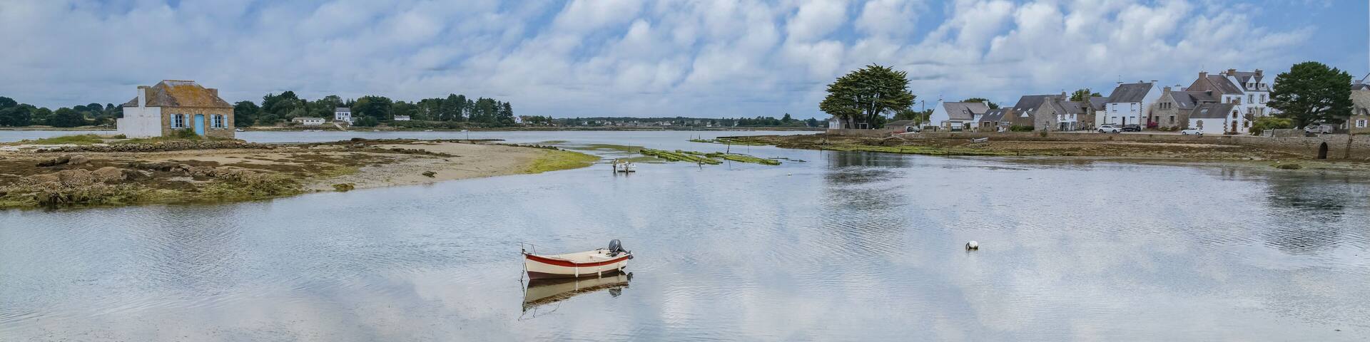 The house Nichtarguer of Saint-Cado in Brittany, on the Etel river, with a blue row boat