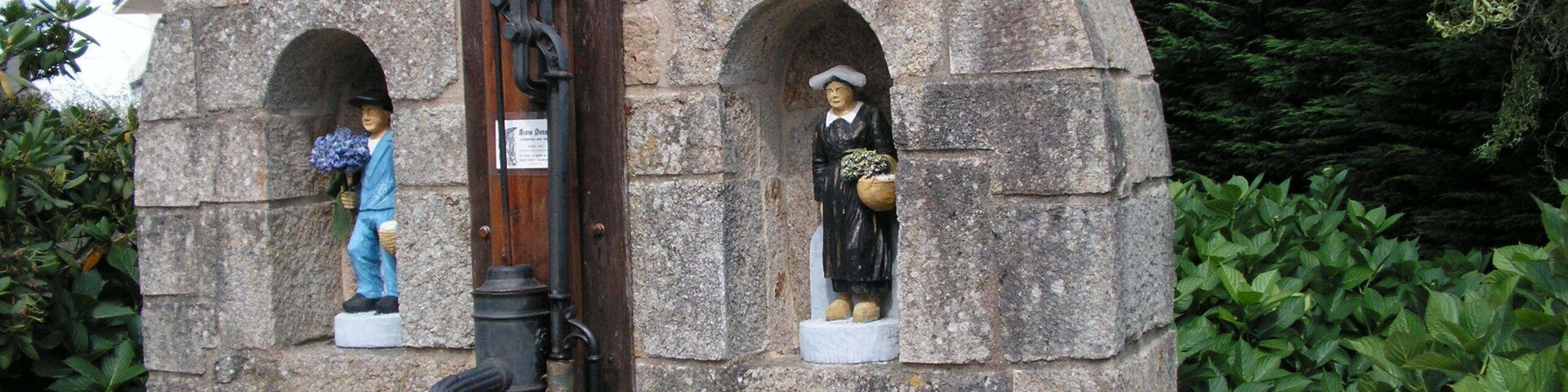 Fontaine située à l'entrée du bourg de Belz, avec le breton et la bretonne de chaque côtés.