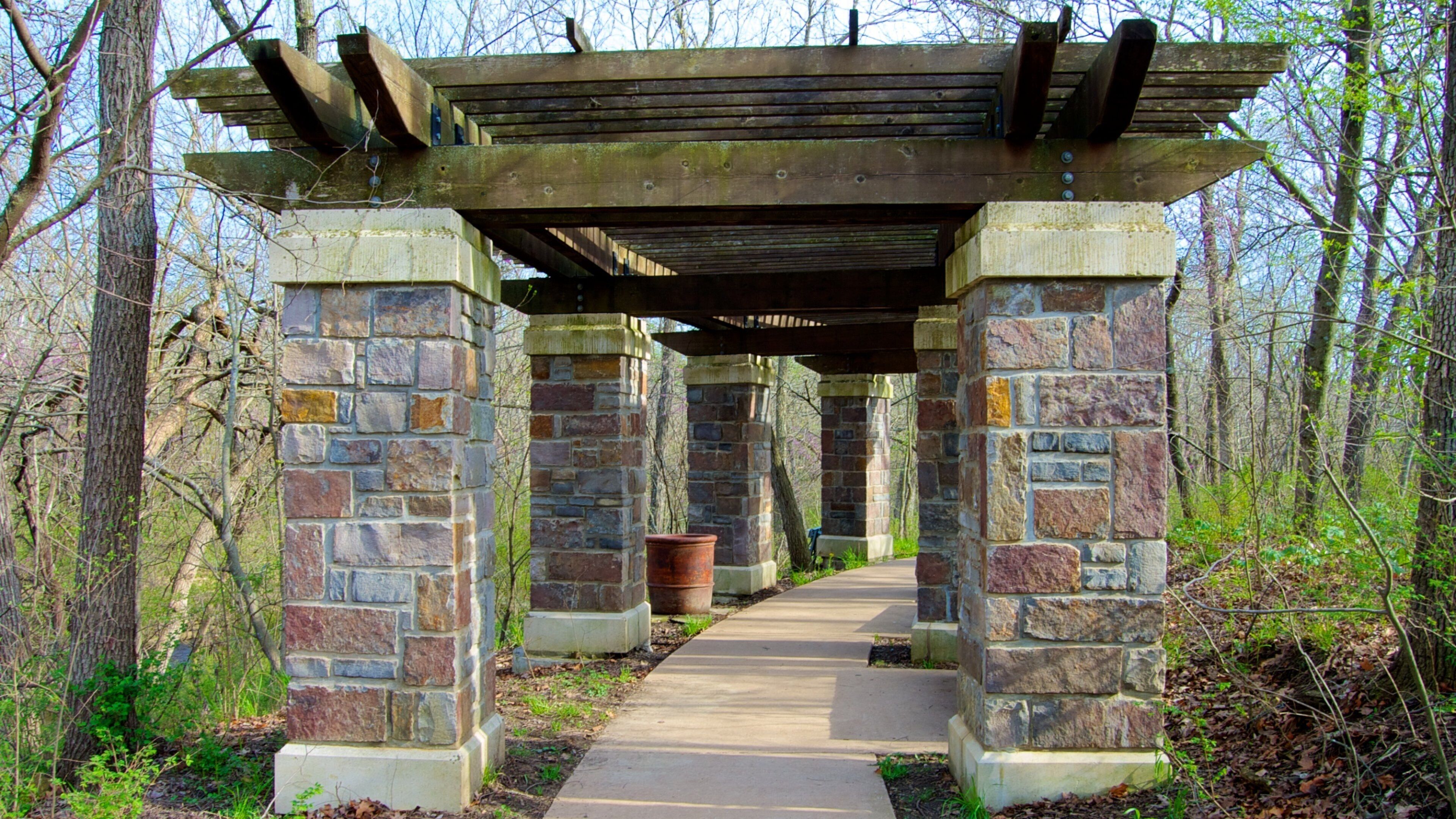 Overland Park Arboretum and Botanical Gardens mostrando jardín