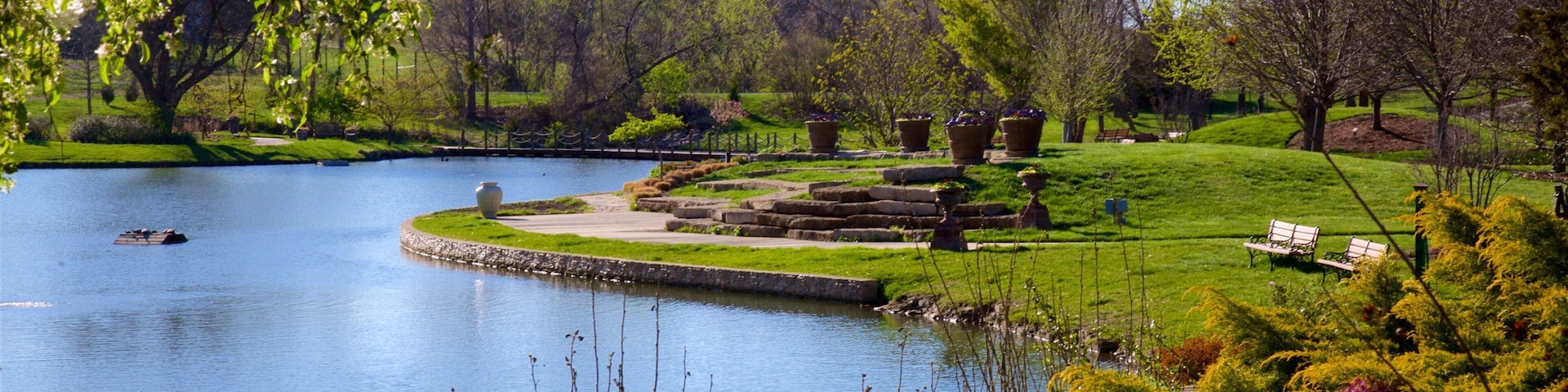 Kansas City showing a pond and a garden