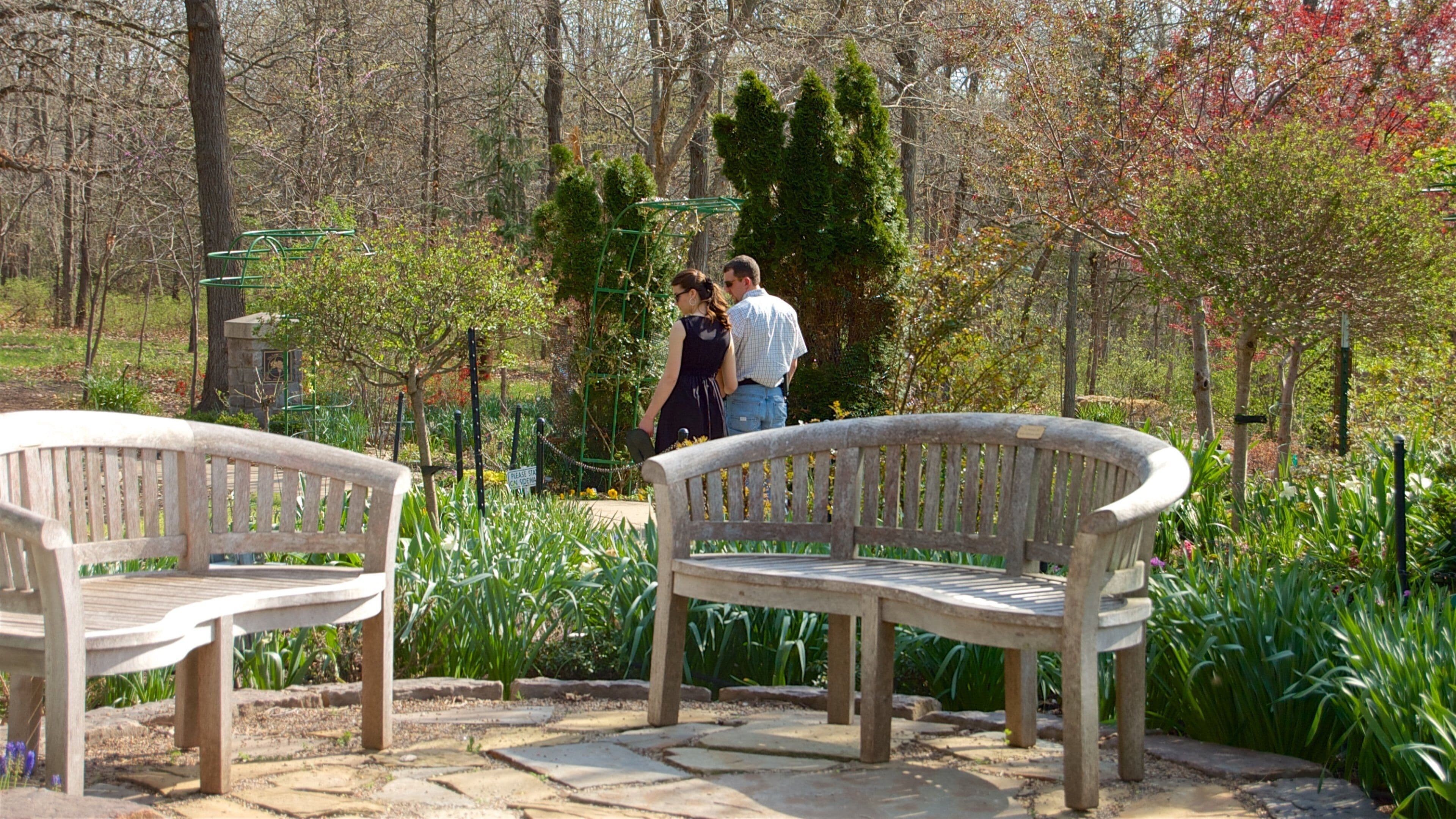 Overland Park Arboretum and Botanical Gardens mostrando un jardín y también una pareja