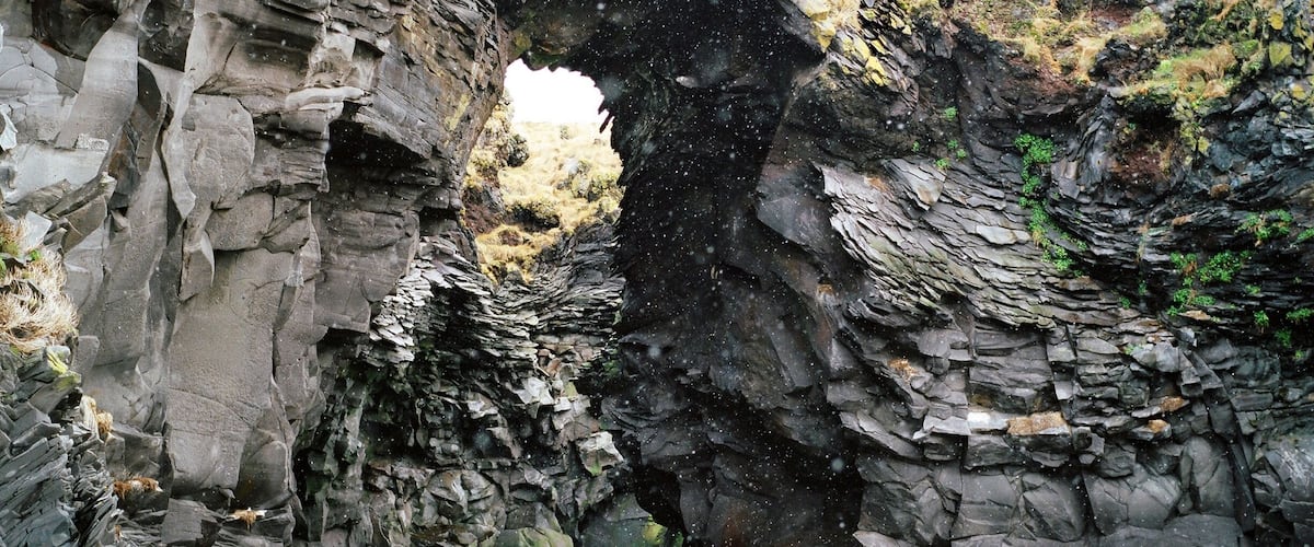 This gorgeous arch is on Hellnar's beach, on one of the ends of the beautiful clifftop walk between the small towns Hellnar and Arnarstapi. #iceland