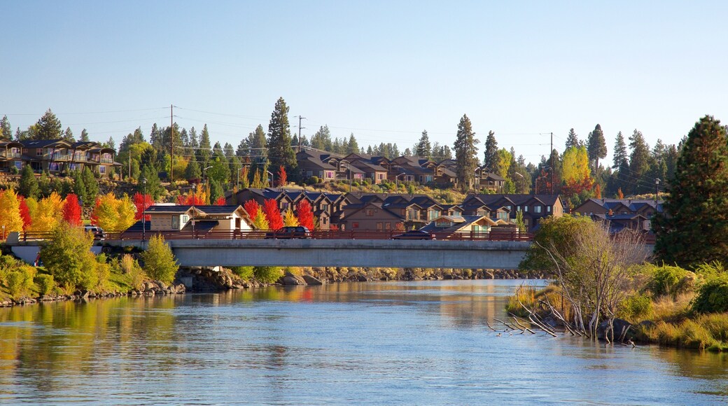 Old Mill District caracterizando uma ponte e um rio ou córrego