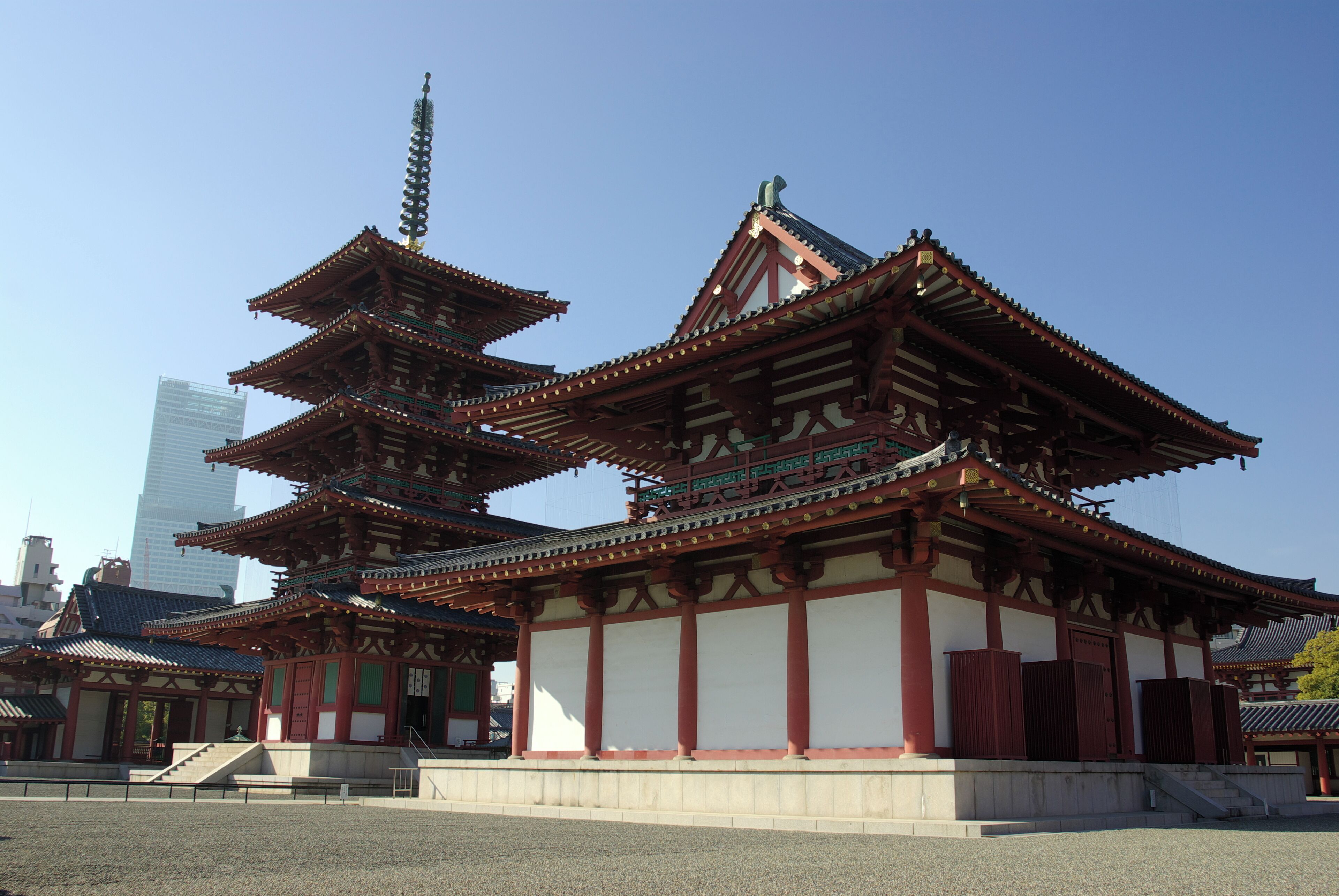 Shitennō-ji with Abeno Harukas in the background