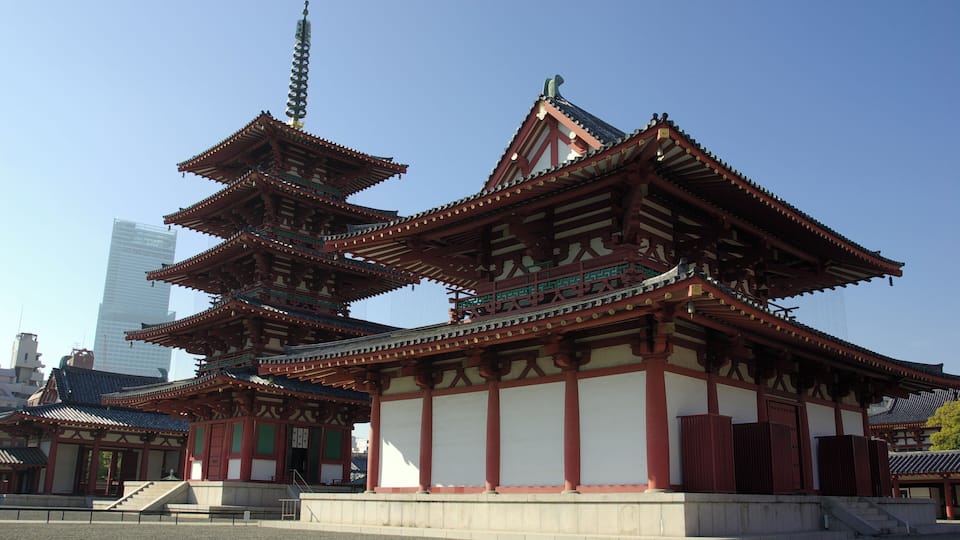 Shitennō-ji with Abeno Harukas in the background