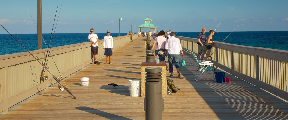 Deerfield Beach Pier presenterar fiske och kustutsikter såväl som en liten grupp av människor