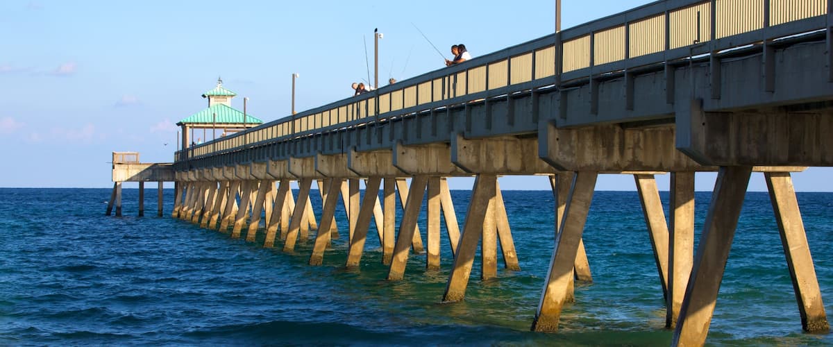 Muelle de Deerfield Beach ofreciendo una playa de arena