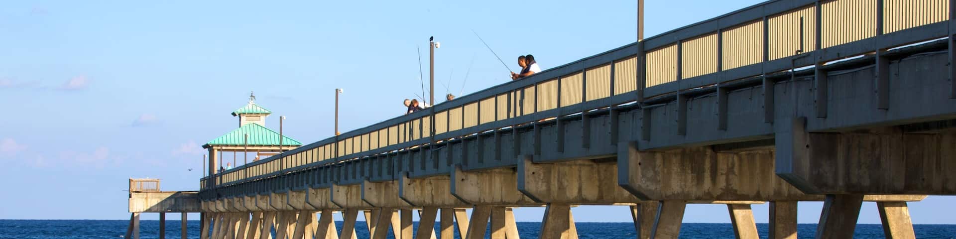 Muelle de Deerfield Beach ofreciendo una playa