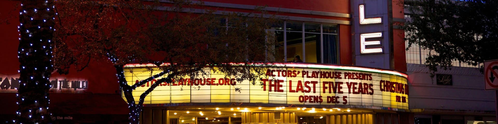Un teatro con una cartelera que dice