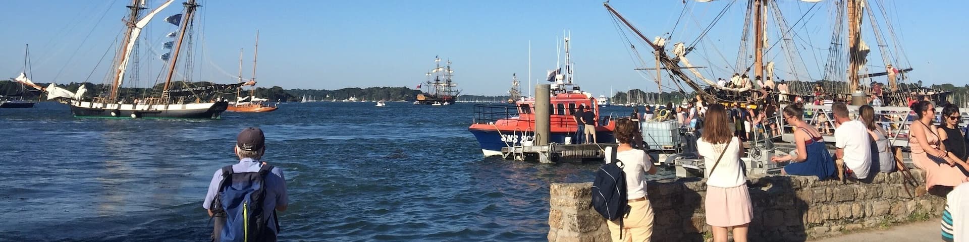 Port blanc was pleased to host beautiful and very old boats during La Semaine du Golfe, a sea festival in all the ports of Golfe du Morbihan. Amazing moment where you can see pirates dancing over Celtic musics on the top of the boat, eat galettes-saucisses with a cup of Breton cider, and watch reproduced fights and crazy figures of that untimely boats!